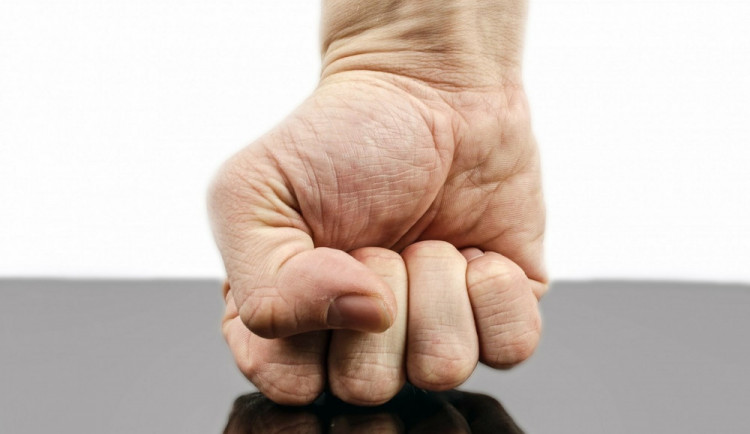 Mladou dívku obtěžoval starší muž. Zastal se jí mladík, který obtěžovatele opakovaně odtahoval pryč a přidal pár ran pěstí