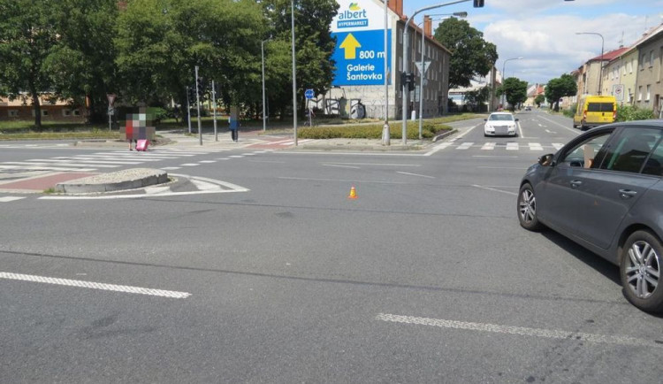 Policie žádá svědky o pomoc v objasnění dopravní nehody, při které naboural řidič náklaďáku a z místa nehody ujel