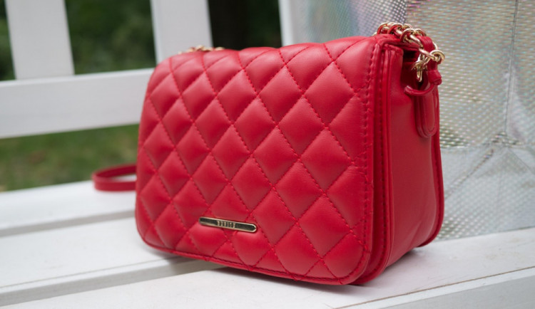 Žena si na diskotéce odložila kabelku na židli. Její nepozornosti využil zloděj