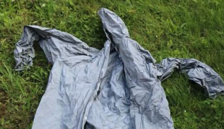 Zloděje v pláštěnce usvědčily příliš bílé ponožky a stopy bot, které zanechal na místě činu