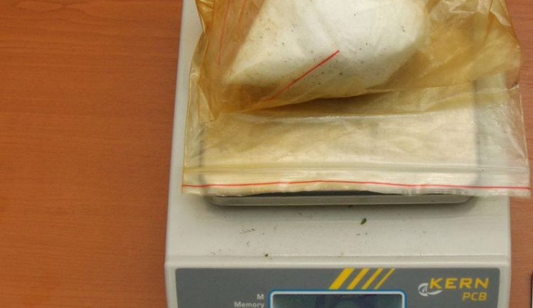 Mladá žena z Olomoucka vyráběla pervitin. Ve vězení může strávit až deset let