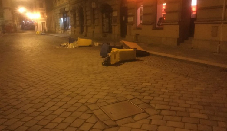Muž převracel popelnice v Kateřinské ulici. Nepořádek musel uklidit