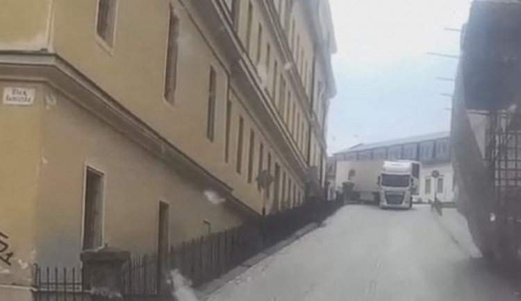 VIDEO: Řidič kamionu nevytočil zatáčku v centru Olomouce. Poškodil pilíř a rozvodnou skříň