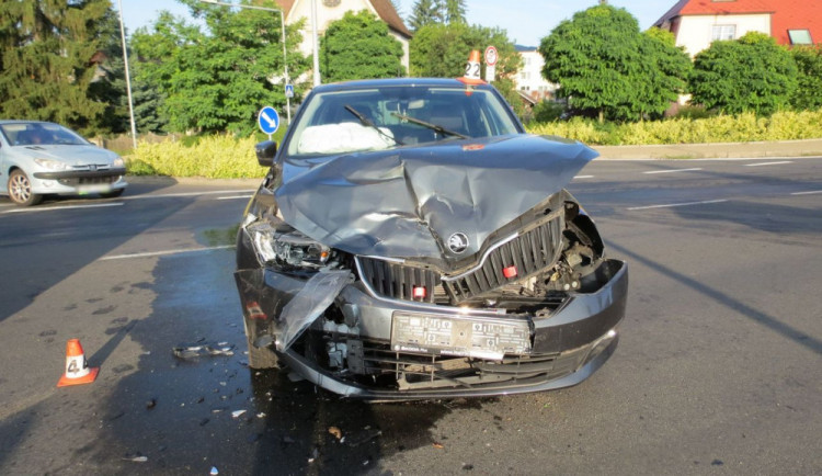 Mladý řidič nedal přednost řidičce, která jela po hlavní silnici. Došlo k nehodě a žena utrpěla zranění