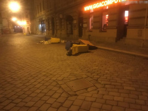 Muž převracel popelnice v Kateřinské ulici. Nepořádek musel uklidit