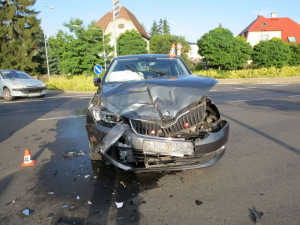 Mladý řidič nedal přednost řidičce, která jela po hlavní silnici. Došlo k nehodě a žena utrpěla zranění