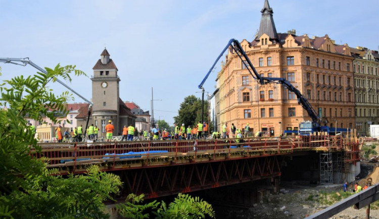 FOTO/VIDEO: U Bristolu probíhají unikátní práce. Celý most se musí vybetonovat za jediný den