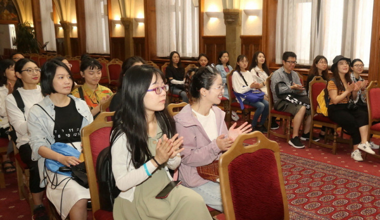Studenti i pedagogové z Číny poznávají Olomouc. Dorazilo jich přes dvě stě