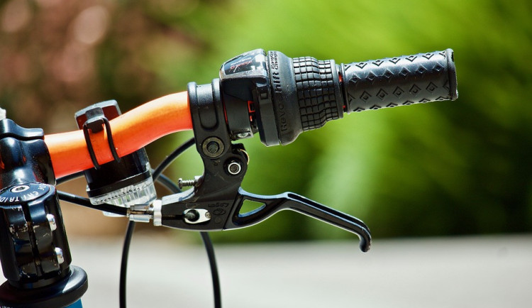 Cyklista havaroval při jízdě parkem, zraněním na místě podlehl