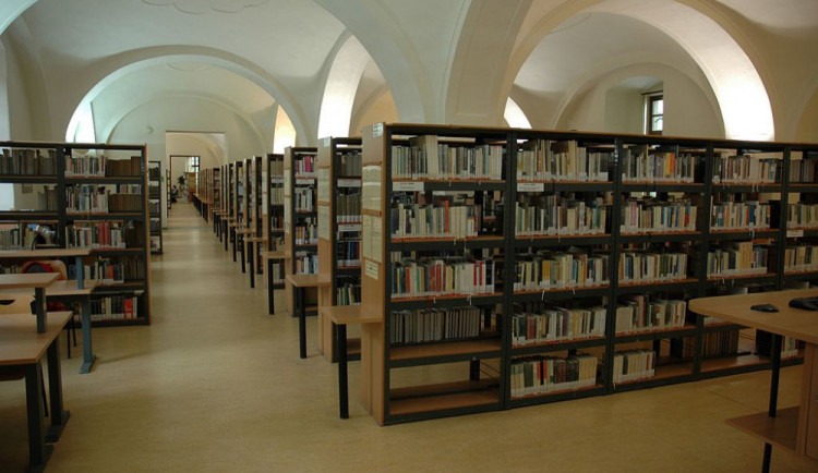 Olomouckým knihovnám neubývají čtenáři, půjčují si ale méně knih