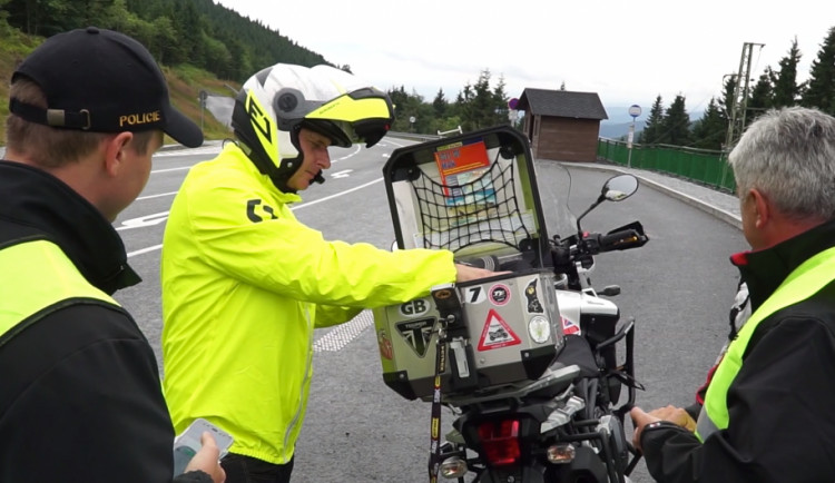 VIDEO: Policisté v neděli obsadili Červenohorské sedlo. Jen za odpoledne rozdali téměř dvacet pokut