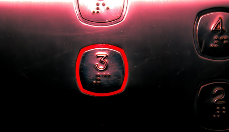 Dvouletý chlapec jezdil sám výtahem v paneláku, jeho matka spala namol opilá v bytě