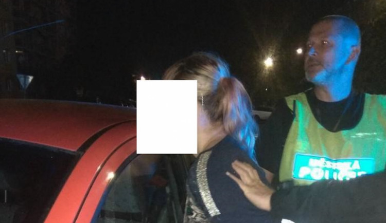 U nádraží se střetla cisterna s autem, jehož řidička byla opilá. Strážníkům pak chtěla utéct, skončila připoutaná k lampě