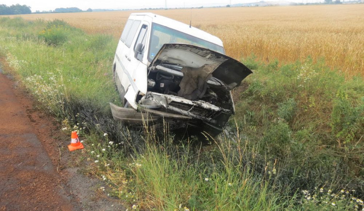 Řidič dodávky dostal na mokré silnici v zatáčce smyk a skončil v příkopu. Jeho spolujezdec byl se zraněním převezen do nemocnice