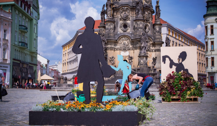 FOTO: Horní náměstí zdobí květinová dekorace, ztvárňuje němé barokní divadlo