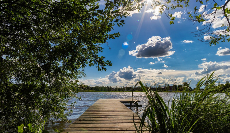 POČASÍ NA ČTVRTEK: Povane slabý vítr a bude jasno až polojasno