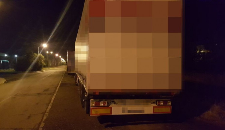 Policisté kontrolovali kamiony parkující v Olomouci přes noc. Zjistili 25 přestupků