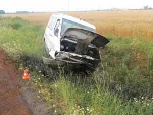 Řidič dodávky dostal na mokré silnici v zatáčce smyk a skončil v příkopu. Jeho spolujezdec byl se zraněním převezen do nemocnice