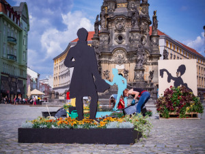 FOTO: Horní náměstí zdobí květinová dekorace, ztvárňuje němé barokní divadlo