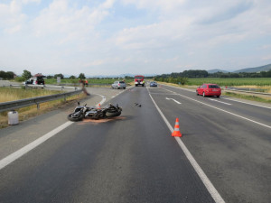 Řidička přehlédla motorkáře na hlavní silnici. Po střetu skončil v nemocnici