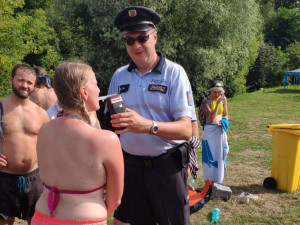 Policisté kontrolovali, zda vodáci na řece Moravě nejsou pod vlivem alkoholu