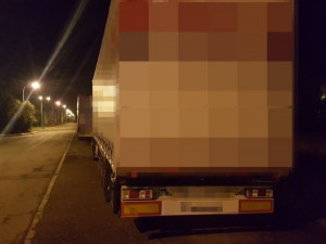 Policisté kontrolovali kamiony parkující v Olomouci přes noc. Zjistili 25 přestupků