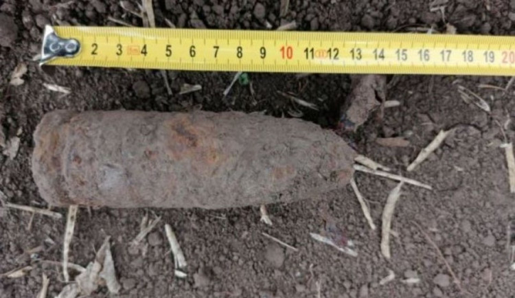 V poli byl nalezen granát a munice z druhé světové války. Na místě zasahoval pyrotechnik