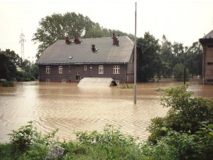 Na černo vybudovaná hráz v Troubkách bude přes léto odstraněna