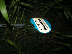 FOTO: Opilý řidič narazil do stromů, dopravních značek a nakonec havaroval v kukuřičném poli