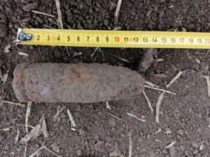 V poli byl nalezen granát a munice z druhé světové války. Na místě zasahoval pyrotechnik