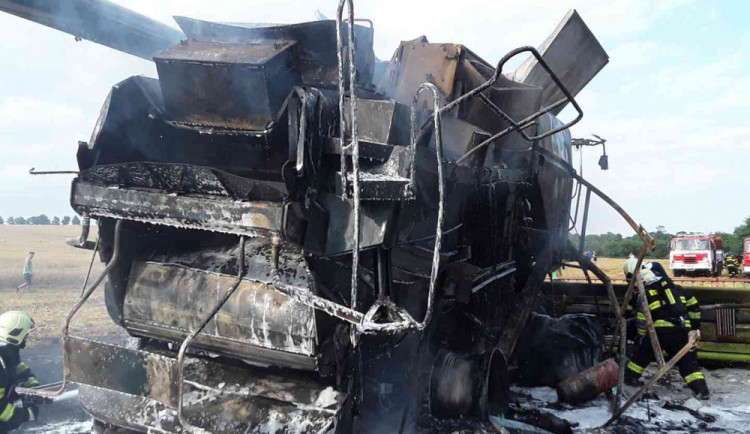 Hasiči likvidovali požár kombajnu na poli u Lipníka nad Bečvou