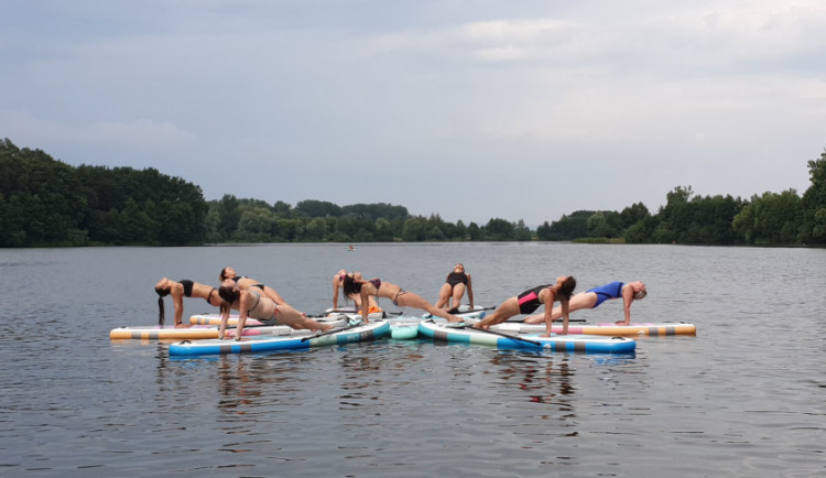 FOTO: Na Poděbradech se cvičí Paddle Yoga, zábavným způsobem procvičíte celé tělo