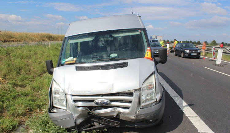 Na dálnici D46 došlo k dopravní nehodě tří aut. Dva spolujezdci utrpěli zranění