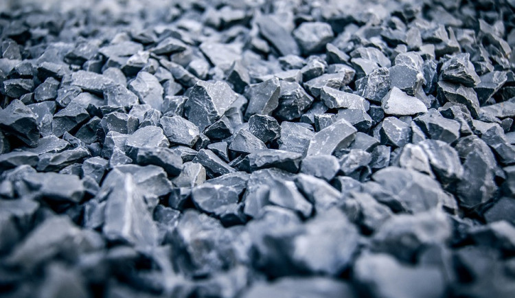 Policie řeší kuriózní sousedský spor. Žena nařkla souseda, že jí podsouvá pod plotem kameny na její pozemek