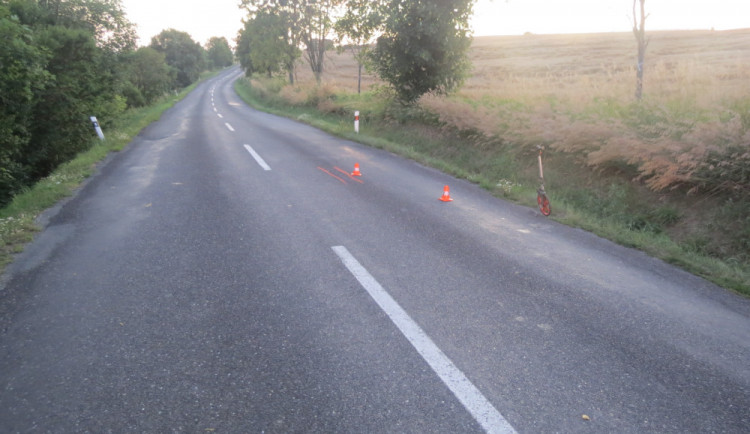 Řidič dodávky se zákazem řízení při předjíždění srazil cyklistku. Zraněnou ji odvezl do nemocnice