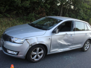 Náklaďák se na dálnici srazil s osobním autem. Vznikla škoda za 190 tisíc