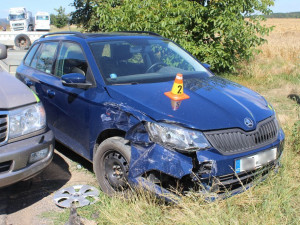 Auto začalo odbočovat, když ho předjíždělo jiné auto. Škoda je vyčíslena na 70 tisíc