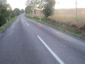 Řidič dodávky se zákazem řízení při předjíždění srazil cyklistku. Zraněnou ji odvezl do nemocnice