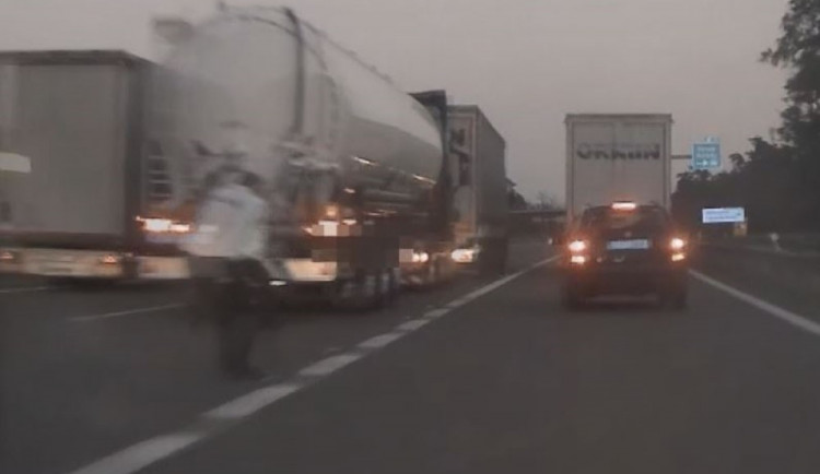 VIDEO: Muž přepadl taxikáře, v Olomouci natankoval a ujížděl na Slovensko. Policie musela i střílet