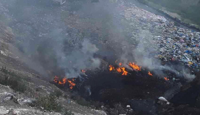 FOTO: Hasiči vyjížděli k likvidaci požáru skládky v Hradčanech