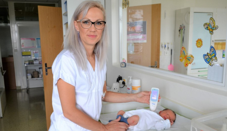 Lékaři v prostějovské nemocnici dokáží odhalit novorozeneckou žloutenku díky novému přístroji