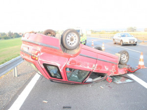 Řidič dnes ráno usnul na dálnici. Po nárazu do svodidel se auto převrátilo na střechu