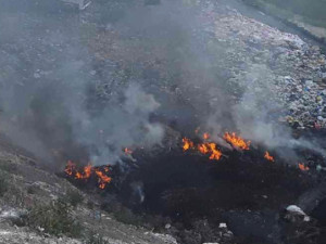 FOTO: Hasiči vyjížděli k likvidaci požáru skládky v Hradčanech