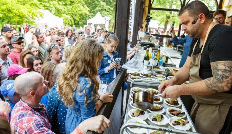 Pečení pštrosi, steaky i chilli pochoutky. Olomoucký Garden Food Festival se letos uskuteční v rozáriu