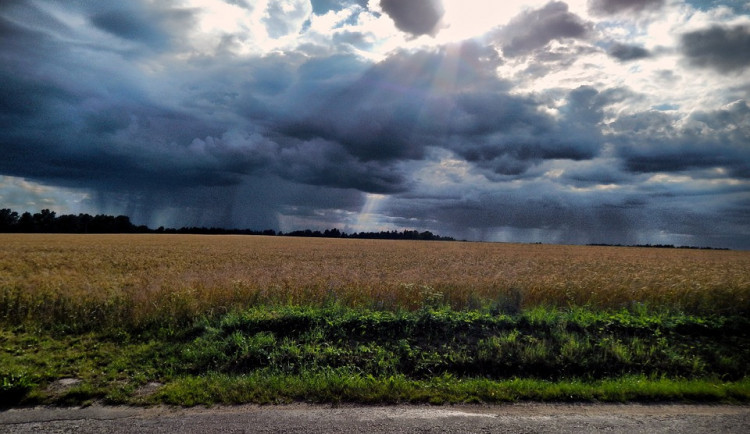 POČASÍ NA PONDĚLÍ: Dnes nás čeká déšť, bouřky a oblačná obloha