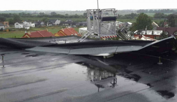 FOTO: Hasiči zasahovali kvůli bouřkám na čtyřiceti místech. Výstraha platí i pro dnešek