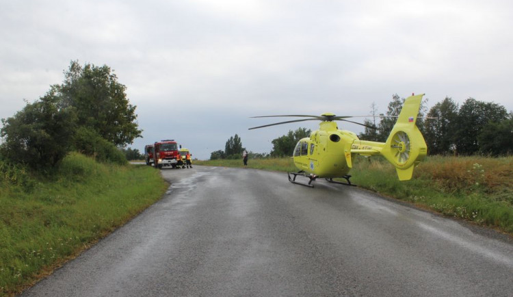 Motorkář dostal na mokré silnici smyk a se zraněním skončil v nemocnici