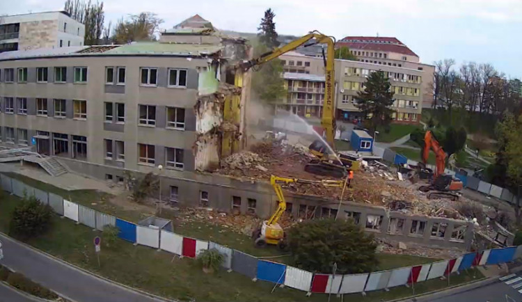 VIDEO: Podívejte se v dvaceti sekundách, jak se bourala budova II. interní kliniky v areálu Fakultní nemocnice