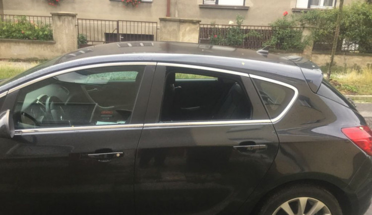 Zloděj vykradl auto v Českobratrské ulici. Vzal notebook, kameru a další věci