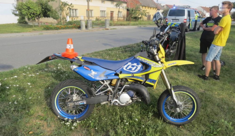 Šestnáctiletý motorkář nezvládl řízení a havaroval v příkopu